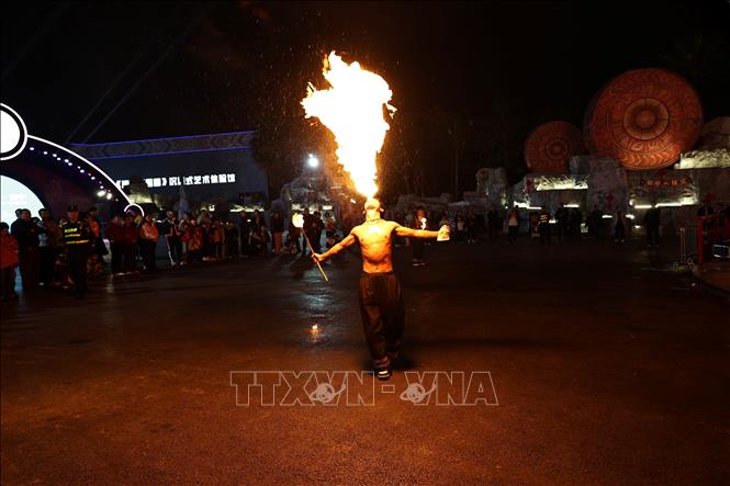 Biểu diễn phun lửa luôn thu hút đông đảo khán giả khi tới “Nam Ninh chi dạ”. Ảnh: Quang Hưng - Phóng viên TTXVN tại Trung Quốc.