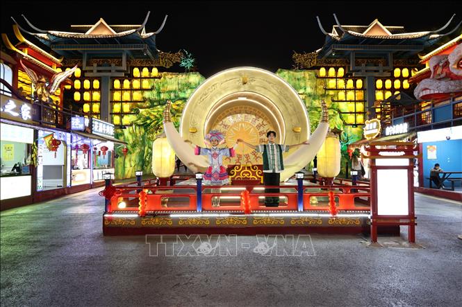 Ngay cổng vào phố “Đêm Nam Ninh” là nơi các chàng trai, cô gái dân tộc thiểu số biểu diễn những điệu múa truyền thống của Quảng Tây. Ảnh: Quang Hưng - Phóng viên TTXVN tại Trung Quốc