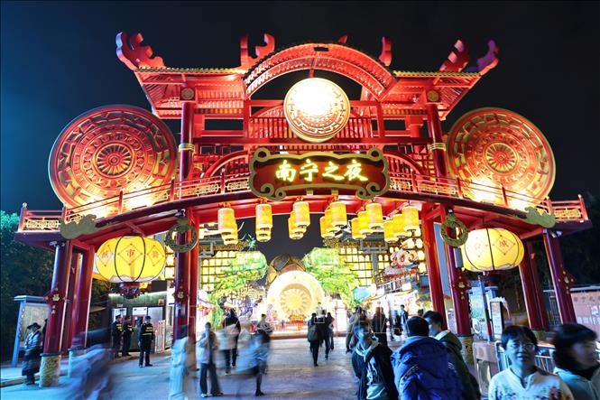 Cổng chính của phố “Nam Ninh chi dạ” lộng lẫy dưới ánh đèn. Ảnh: Quang Hưng - Phóng viên TTXVN tại Trung Quốc