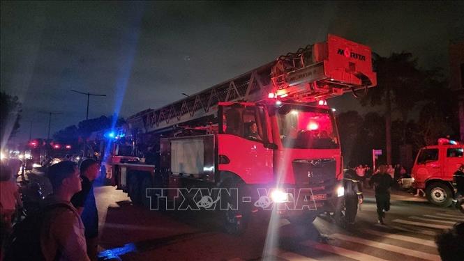 Lực lượng chức năng tiến hành chữa cháy tại Chung cư Mizuki trên đường Nguyễn Văn Linh, xã Bình Hưng, huyện Bình Chánh (TP.Hồ Chí Minh). Ảnh: TTXVN phát
