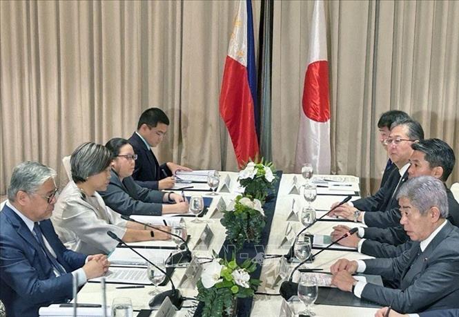 Ngoại trưởng Philippines Enrique Manalo (trái) và người đồng cấp Nhật Bản Takeshi Iwaya (trái) tại cuộc gặp ở Manila ngày 15/1/2025. Ảnh: Kyodo/TTXVN