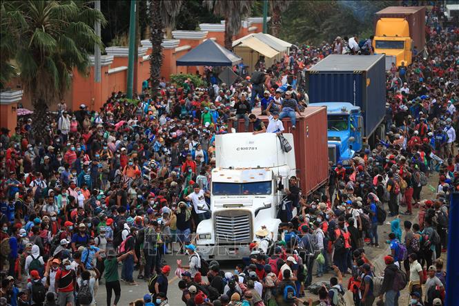 Người di cư tại khu vực Vado Hondo, Chiquimula, Guatemala, trong hành trình tới Mỹ. Ảnh: THX/TTXVN