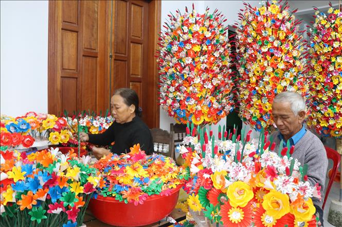 The paper flowers have now become decorative items, especially during the Lunar New Year holiday. VNA Photo: Tường Vi
