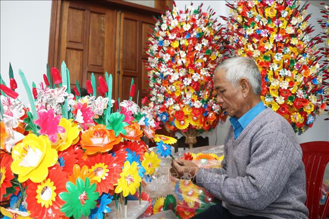 Through the skilled hands of Thanh Tien villagers, confetti and lotus paper flowers have become works of art, featuring the essence of Vietnam’s traditional crafts. VNA Photo: Tường Vi