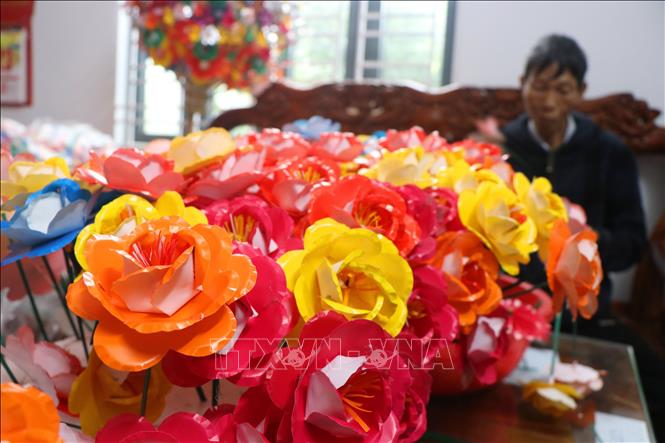Making paper flowers is the village’s traditional craft and has been passed down through generations. VNA Photo: Tường Vi