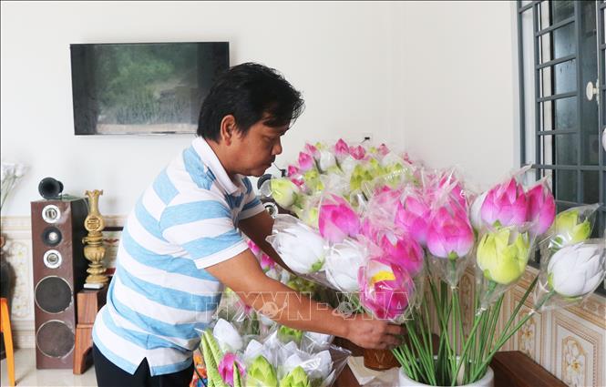 Through the skilled hands of Thanh Tien villagers, confetti and lotus paper flowers have become works of art, featuring the essence of Vietnam’s traditional crafts. VNA Photo: Tường Vi