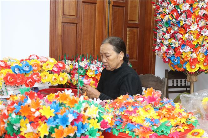 The paper flowers have now become decorative items, especially during the Lunar New Year holiday. VNA Photo: Tường Vi