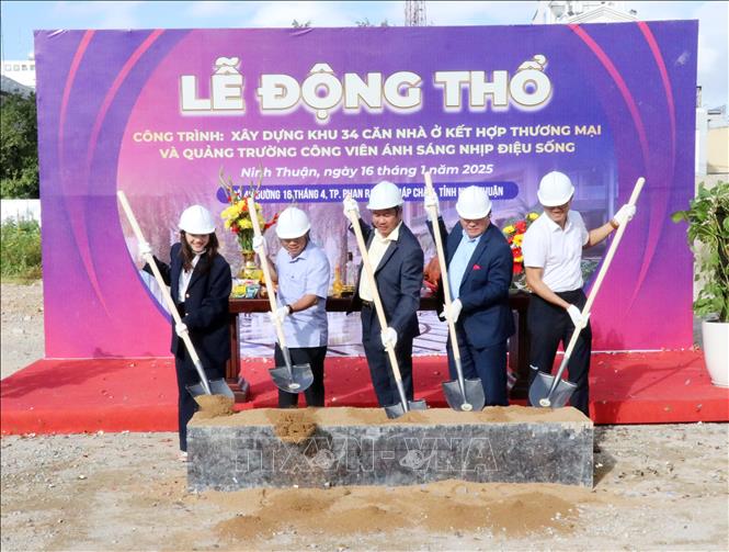 Chủ đầu tư và các đơn vị thi công thực hiện nghi thức động thổ khởi công dự án. Ảnh: Công Thử - TTXVN