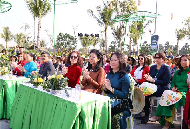 Bà Ngô Phương Ly, Phu nhân Tổng Bí thư Tô Lâm với các đại biểui dự Chương trình ngoại giao văn hóa 