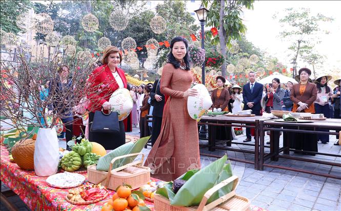 Bà Ngô Phương Ly, Phu nhân Tổng Bí thư Tô Lâm với các đại biểu tham quan gian trưng bày Tết Việt. Ảnh: Văn Điệp - TTXVN