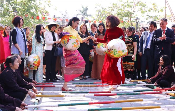Bà Ngô Phương Ly, Phu nhân Tổng Bí thư Tô Lâm với các đại biểu tham quan và trải nghiệm nhảy sạp - nét văn hóa đặc sắc của đồng bào Tây Bắc. Ảnh: Văn Điệp - TTXVN