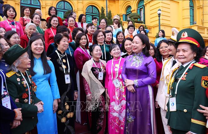 Phó Chủ tịch nước Võ Thị Ánh Xuân với các nữ đảng viên tiêu biểu của Thủ đô. Ảnh: Văn Điệp - TTXVN