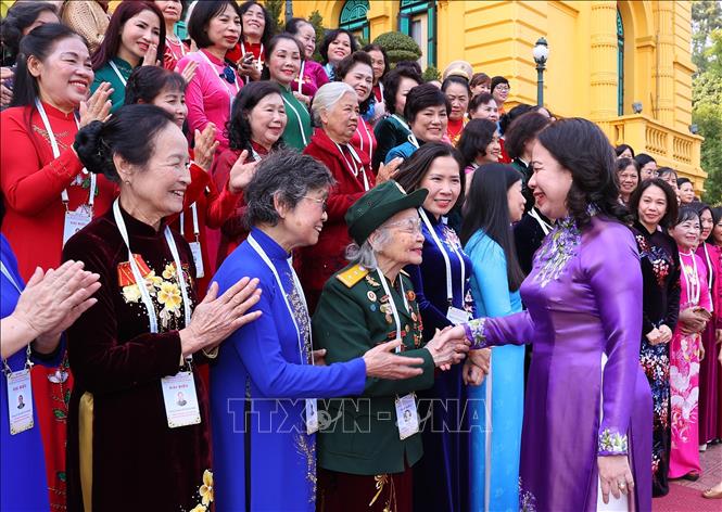 Phó Chủ tịch nước Võ Thị Ánh Xuân với các nữ đảng viên tiêu biểu của Thủ đô. Ảnh: Văn Điệp - TTXVN