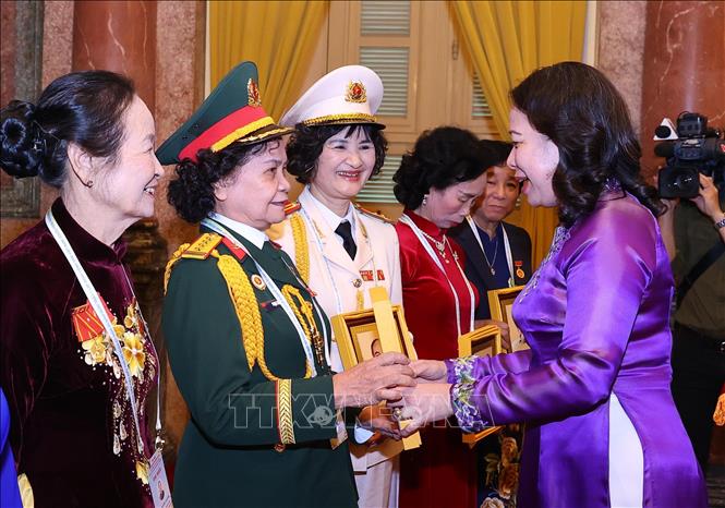 Phó Chủ tịch nước Võ Thị Ánh Xuân tặng quà lưu niệm cho các nữ đảng viên tiêu biểu của Thủ đô Hà Nội tại buổi gặp mặt. Ảnh: Văn Điệp – TTXVN
