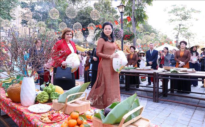 The Party General Secretary's spouse Ngo Phuong Ly and female ambassadors and diplomats of foreign countries in Hanoi join in the programme. VNA Photo: Văn Điệp 