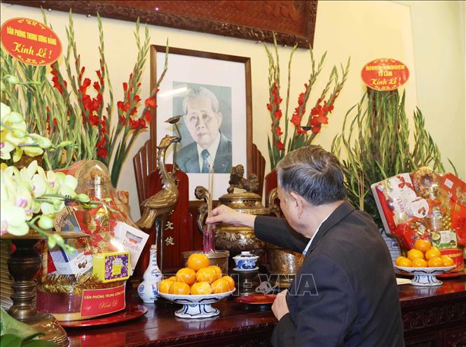 Tổng Bí thư Tô Lâm thắp hương tưởng nhớ Tổng Bí thư Lê Duẩn. Ảnh: Thống Nhất – TTXVN