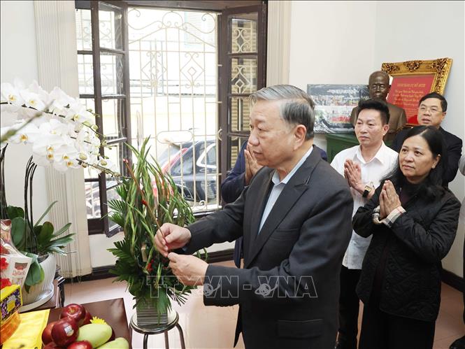 Tổng Bí thư Tô Lâm đến thắp hương tưởng nhớ Tổng Bí thư Đỗ Mười. Ảnh: Thống Nhất – TTXVN