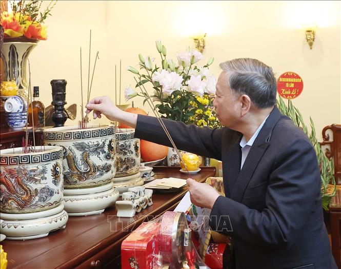 Tổng Bí thư Tô Lâm thắp hương tưởng nhớ Tổng Bí thư Lê Khả Phiêu. Ảnh: Thống Nhất – TTXVN