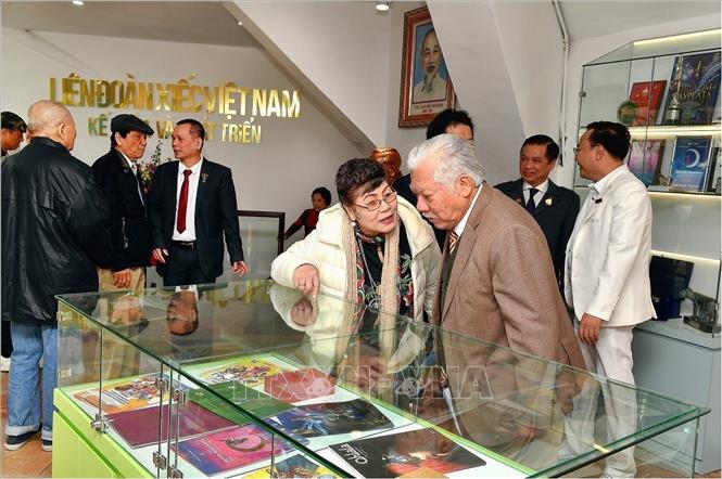 Phòng truyền thống giúp khán giả có thể hiểu khái quát về lịch sử của ngành xiếc Việt Nam. Ảnh: Thanh Hà - TTXVN
