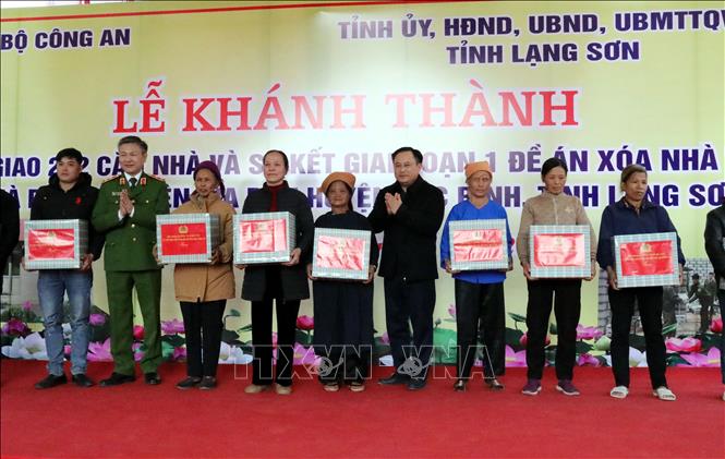 Lãnh đạo Bộ Công an và tỉnh Lạng Sơn trao quà Tết cho người dân huyện Lộc Bình. Ảnh: Văn Đạt - TTXVN