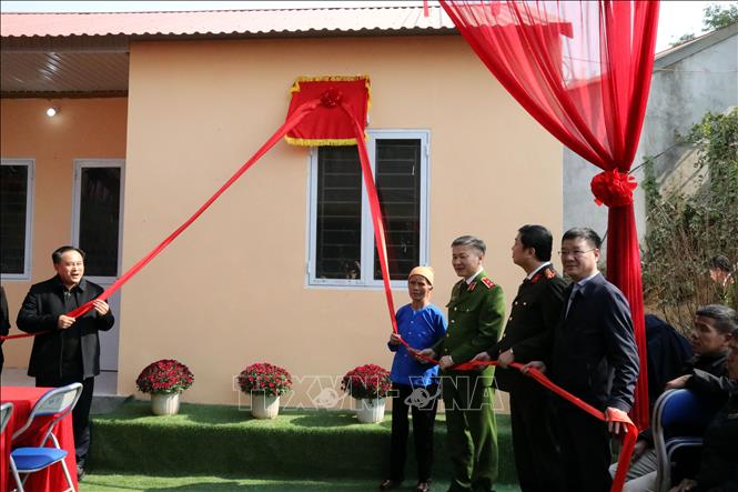 Lãnh đạo Bộ Công an và tỉnh Lạng Sơn thực hiện nghi thức khánh thành, bàn giao nhà mới cho bà Hoàng Thị Nét ở thôn Khòn Chu, xã Đồng Bục, huyện Lộc Bình. Ảnh: Văn Đạt - TTXVN