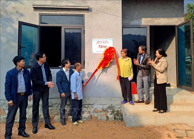 Lễ khánh thành và tặng quà hỗ trợ cho hộ ông Lộc Văn Cảo, cựu chiến binh thuộc thôn Hoà Sơn (xã Thuận Hòa, Vị Xuyên, Hà Giang). Ảnh: Đức Thọ - TTXVN