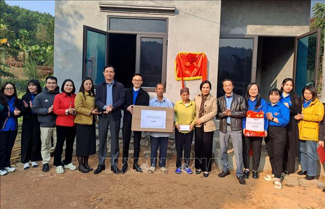 Lễ khánh thành nhà mới và tặng quà hỗ trợ cho hộ ông Lộc Văn Cảo, cựu chiến binh thuộc thôn Hoà Sơn (xã Thuận Hòa, Vị Xuyên, Hà Giang). Ảnh: Đức Thọ - TTXVN