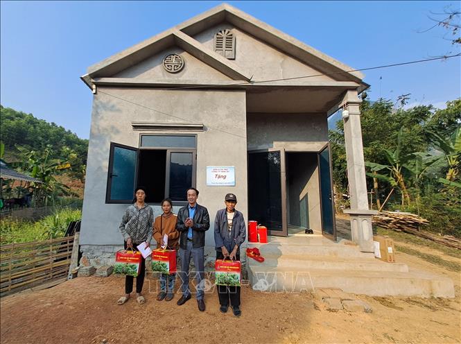 Lễ khánh thành và tặng quà hỗ trợ cho hộ ông Lộc Văn Cảo, cựu chiến binh thuộc thôn Hoà Sơn (xã Thuận Hòa, Vị Xuyên, Hà Giang). Ảnh: Đức Thọ - TTXVN