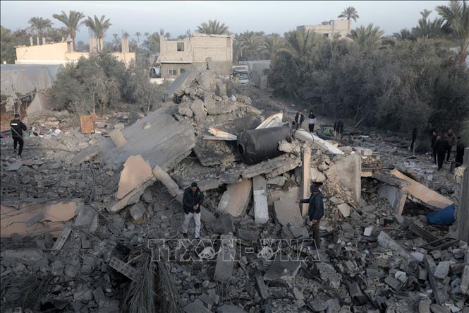 Những ngôi nhà bị phá hủy sau cuộc oanh kích của Israel tại Deir al-Balah, Dải Gaza, ngày 15/1/2025. Ảnh: THX/TTXVN