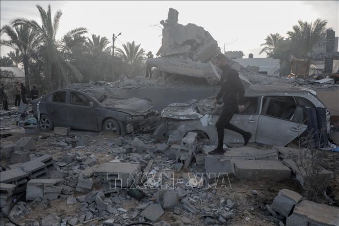 Những ngôi nhà bị phá hủy sau cuộc oanh kích của Israel tại Deir al-Balah, Dải Gaza, ngày 15/1/2025. Ảnh: THX/TTXVN