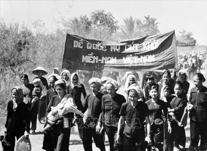 Phong trào Đồng khởi bắt đầu từ tháng 1/1960 tại Bến Tre và đến cuối năm, lực lượng cách mạng đã làm chủ hơn một nửa số xã ở toàn miền Nam, tạo cơ hội để thực hiện đường lối của Đảng về đấu tranh chính trị kết hợp với đấu tranh vũ trang cho cách mạng miền Nam, là tiền đề để thành lập MTDTGPMN Việt Nam ngày 20/12/1960. Trong ảnh: “Đội quân tóc dài” Bến Tre tham gia đấu tranh trong phong trào Đồng khởi. Ảnh: Tư liệu TTXVN