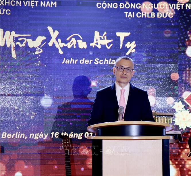 Đại sứ Vũ Quang Minh phát biểu chào mừng và chúc Tết cộng đồng người Việt Nam tại Đức. Ảnh: Phương Hoa - PV TTXVN tại Đức
