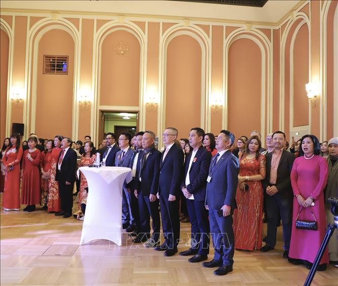 Lễ chào cờ của tại Tết cộng đồng của người Việt Nam bên trong Tòa Thị chính Berlin. Ảnh: Phương Hoa - PV TTXVN tại Đức