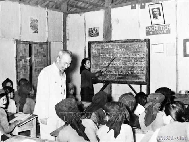 Chủ tịch Hồ Chí Minh thăm lớp 