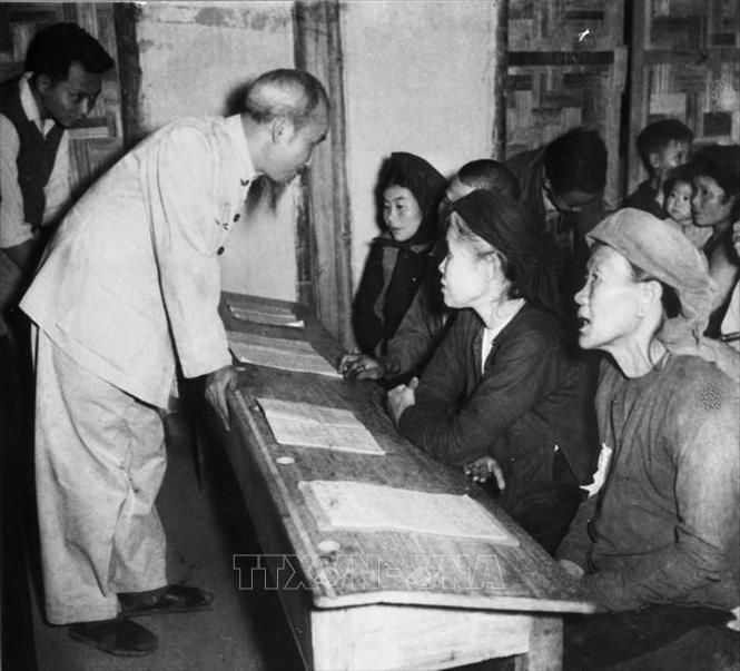 Chủ tịch Hồ Chí Minh đến thăm lớp học bổ túc văn hóa của phụ nữ lao động khu phố Lương Yên, Hà Nội (27/3/1956). Ảnh: Tư liệu TTXVN
