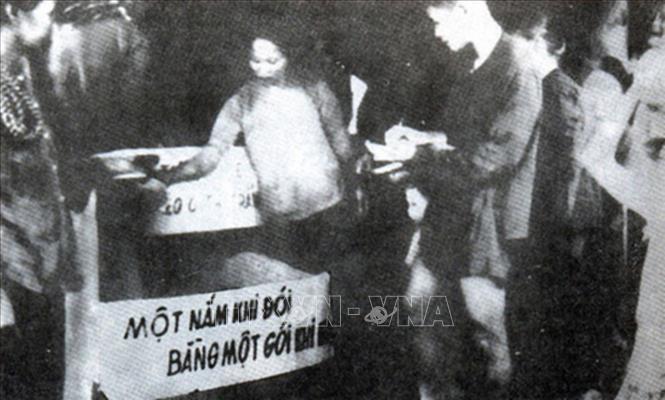 Thời kỳ 1945-1954: Đảng lãnh đạo đất nước thực hiện đồng thời nhiệm vụ chống giặc đói, giặc dốt và giặc ngoại xâm, đưa cuộc kháng chiến chống Pháp đến thắng lợi hoàn toàn. Trong ảnh: Phong trào “Hũ gạo cứu đói” với tinh thần “Một nắm khi đói bằng một gói khi no” lan rộng khắp cả nước. Ảnh: Tư liệu/TTXVN phát