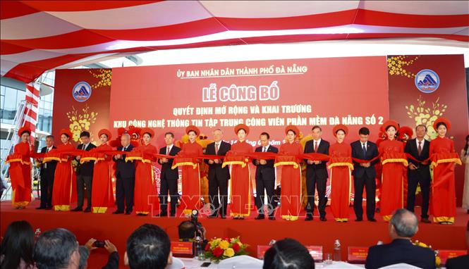 Deputy Prime Minister Nguyen Hoa Binh and other officials join the ribbon-cutting ceremony for the site on January 16. VNA Photo: Văn Dũng