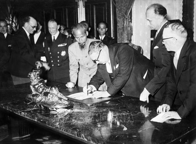 Ngày 14/9/1946, tại Paris, Chủ tịch Hồ Chí Minh đã ký với Pháp bản Tạm ước, tiếp tục nhượng bộ một số quyền lợi kinh tế, văn hóa ở Việt Nam để có thời gian xây dựng và củng cổ lực lượng, tạo thêm thời gian hòa hoãn quý báu cho chính quyền cách mạng non trẻ chuẩn bị lực lượng bước vào cuộc kháng chiến trường kỳ. Ảnh:  TTXVN