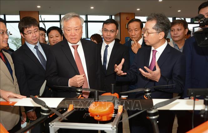 Deputy Prime Minister Nguyen Hoa Binh view showrooms on IT products at the Software Park No. 2. VNA Photo: Văn Dũng