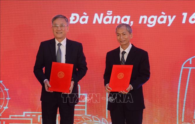 Handing over the Memorandums of Understanding (MoU) to strategic partners. VNA Photo: Văn Dũng