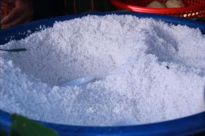 Gạo nếp thơm đặc trưng là nguyên liệu không thể thiếu của bánh chưng Cầu Báng (Thái Bình). Ảnh: Thu Hoài - TTXVN