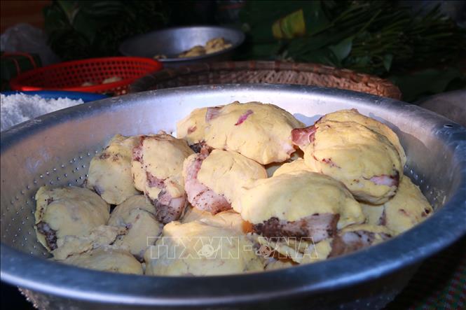 Nhân bánh được chuẩn bị kỹ càng, làm từ đỗ xanh nấu chín nhuyễn và thịt lợn. Ảnh: Thu Hoài - TTXVN