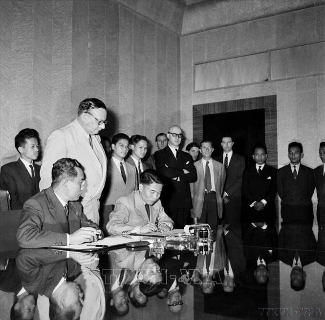 Ngày 20/7/1954, tại Geneva (Thụy Sĩ), Thứ trưởng Bộ Quốc phòng Tạ Quang Bửu thay mặt Chính phủ và Bộ Tổng tư lệnh Quân đội nhân dân Việt Nam ký Hiệp định đình chiến ở Việt Nam. Ngay sau đó, Hiệp định đình chiến ở Lào và Campuchia cũng được ký kết. Ảnh: Tư liệu TTXVN