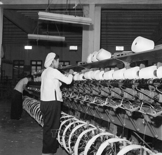 Thời kỳ 1955-1975, Đảng lãnh đạo đất nước giành được những thắng lợi to lớn, xây dựng chủ nghĩa xã hội ở miền Bắc và đấu tranh thống nhất nước nhà ở miền Nam. Trong ảnh: Nhà máy dệt kim Đông Xuân được khánh thành ngày 13/10/1959. Ảnh: Duy Đức - TTXVN