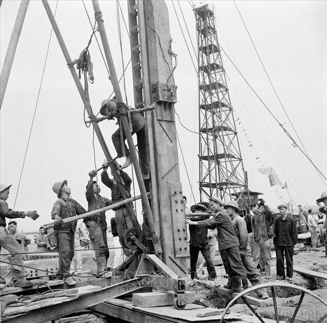 Thời kỳ 1955-1975, Đảng lãnh đạo đất nước giành được những thắng lợi to lớn, xây dựng chủ nghĩa xã hội ở miền Bắc và đấu tranh thống nhất nước nhà ở miền Nam. Trong ảnh: Điều khiển máy đóng cọc để làm đê quai xanh chắn nước trong thi công xây dựng triền tàu Nhà máy đóng tàu Hải Phòng (1960). Ảnh: Lâm Hồng - TTXVN