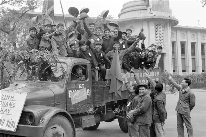 Thời kỳ 1955-1975, Đảng lãnh đạo đất nước giành được những thắng lợi to lớn, xây dựng chủ nghĩa xã hội ở miền Bắc và đấu tranh thống nhất nước nhà ở miền Nam. Trong ảnh: Thanh niên Thủ đô phấn khởi lên đường tòng quân chống Mỹ, cứu nước (1972). Ảnh: Ngọc Quán - TTXVN