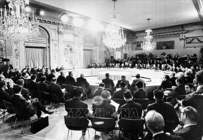 Hiệp định Paris về chấm dứt chiến tranh, lập lại hoà bình tại Việt Nam (1973) là một thắng lợi có ý nghĩa lịch sử của dân tộc Việt Nam trong cuộc kháng chiến chống Mỹ, cứu nước. Nhân dân Việt Nam đã thực hiện được mục tiêu “đánh cho Mỹ cút”, mở ra một giai đoạn mới, tạo thuận lợi để tiếp tục “đánh cho Ngụy nhào” trong Đại thắng Mùa Xuân 1975, hoàn thành tâm nguyện của Bác Hồ kính yêu, giải phóng hoàn toàn miền Nam, thống nhất đất nước. Ảnh: TTXVN