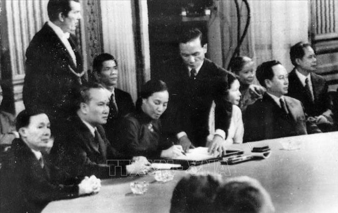 Bộ trưởng Ngoại giao Chính phủ Cách mạng lâm thời Cộng hoà miền Nam Việt Nam Nguyễn Thị Bình ký văn kiện Hiệp định Paris về chấm dứt chiến tranh, lập lại hòa bình ở Việt Nam, ngày 27/1/1973, tại Trung tâm Hội nghị Quốc tế ở thủ đô Paris (Pháp). Ảnh: Văn Lượng - TTXVN