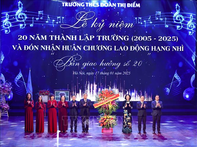 Lãnh đạo thành phố Hà Nội tặng hoa chúc mừng Trường THCS Đoàn Thị Điểm. Ảnh: Thanh Tùng - TTXVN