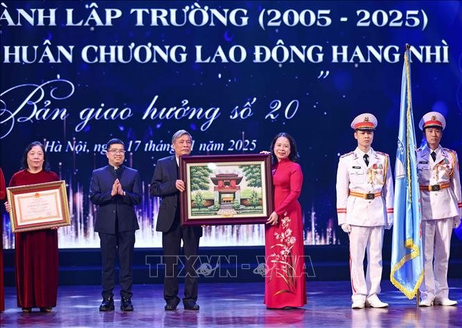 Phó Chủ tịch nước Võ Thị Ánh Xuân tặng bức tranh Khuê Văn Các cho Trường THCS Đoàn Thị Điểm. Ảnh: Thanh Tùng - TTXVN